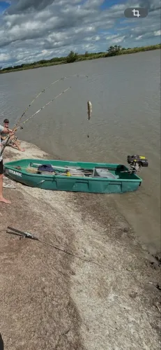 Barco pescador com 2 remos e motor 6hp 4 tempos