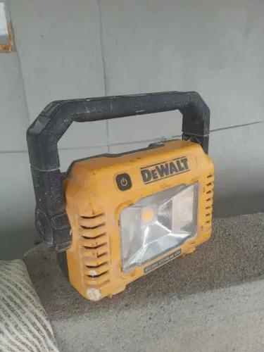 Refletor de LED Profissional Dewalt Modelo DCL077B 2000 Lumens de Lux Branca à Bateria