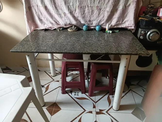 Vendo uma mesa de 6 lugares, mesa com pedra de mármore.  Usada e em boas condições. 