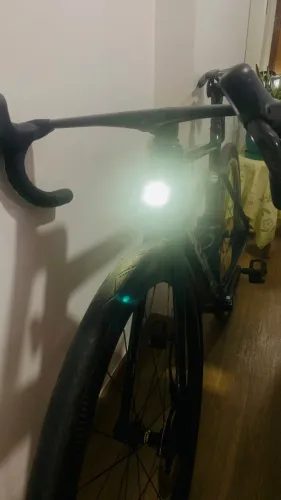 Farol Lanterna de Bike Frontal Recarregável via USB, LED Pequena e potente