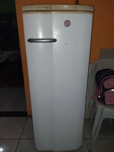 Vende se geladeira
