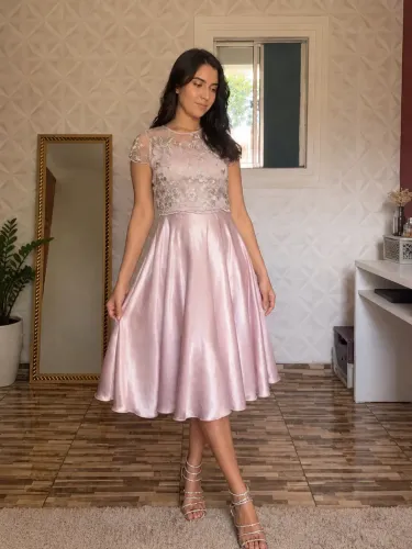 Vestido de festa com renda bordada