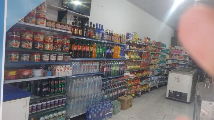 passa esse mercadinho.... em pleno funcionamento próximo a Barros Reis 