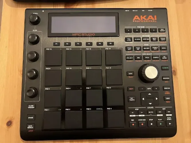 Akai MPC Studio Black  Pro Controlador MIDI  Interface para Produção musical