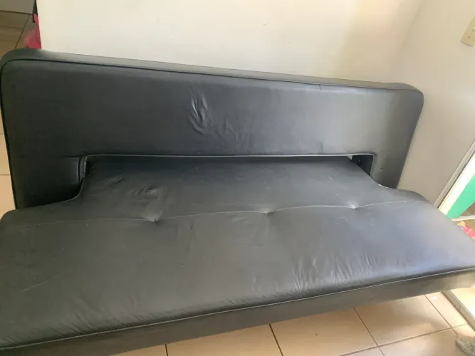 Sofá - cama de couro 