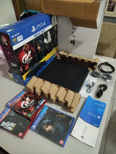 PlayStation 4 Slim 1 terá com jogos e desbl
