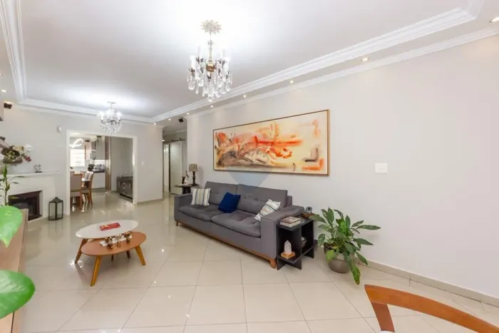 Casa reformada no Jardim Dom Bosco: 3 Suítes, 4 Vagas e Quintal com Teto Retrátil Confort