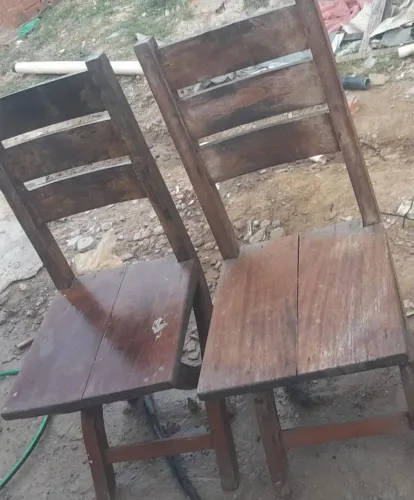 Vendo 2 Cadeiras madeira pura