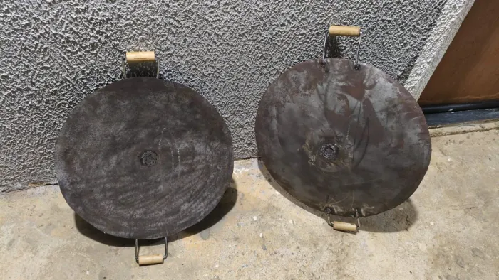 Disco de arado com cabo de madeira 