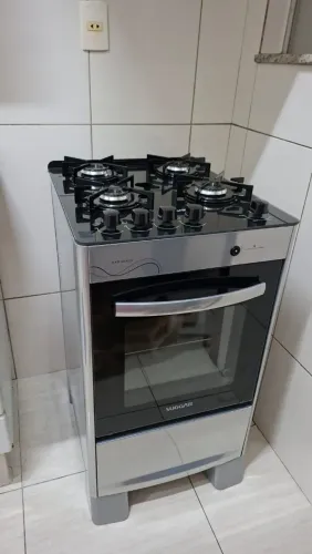 VENDO FOGÃO. Marca: SUGGAR. Modelo: Neo Glass prata, mesa de vidro de 4 boas.