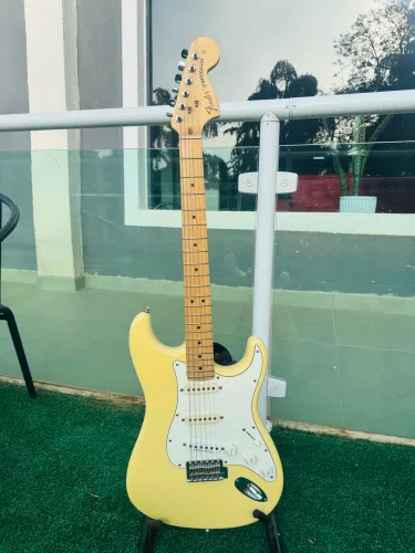 Fender Américana amarela