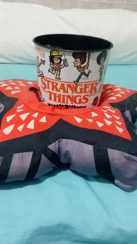 Balde stranger things com almofada 
