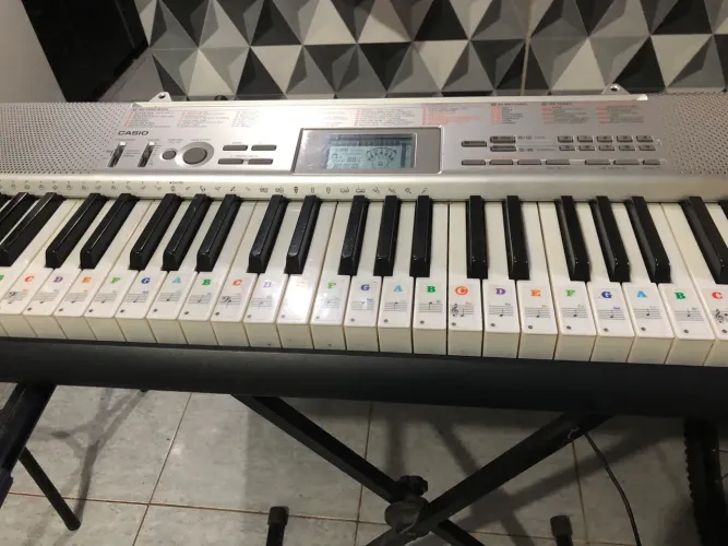 Teclado Casio 100 sons p/ iniciantes