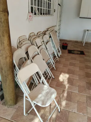 Cadeiras de ferro e mesa