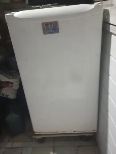 Vendo um frigobar