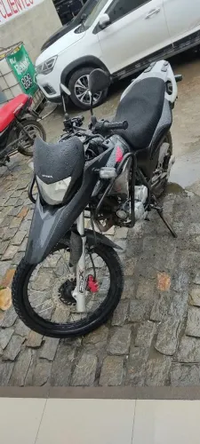 XRE 300 preta.