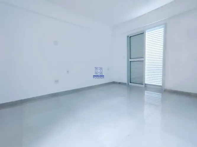 LINDO STUDIO REFORMADO PARA LOCAÇÃO, COM UMA PEQUENA SACADA NO MACUCO EM SANTOS;