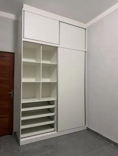 Guarda Roupas Com Maleiro A 2.30 M X L 1.50 M