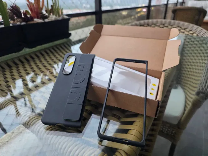 Capa Samsung Z Fold 5. Case de silicone com alça. Linda e funcional.
