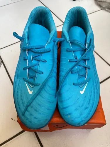 Chuteira azul da linha Nike Phantom GX II, modelo Club