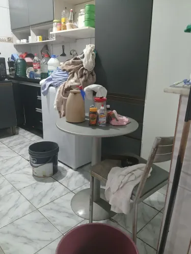 Vendo uma mesinha de ferro pefeita 