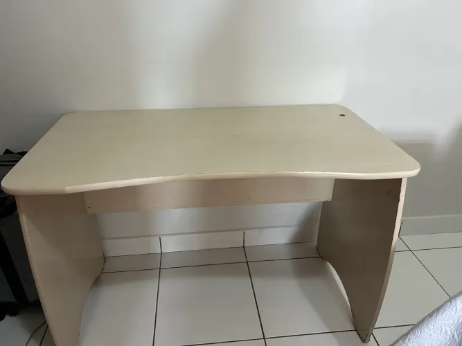 Mesa de escritório e cadeira 