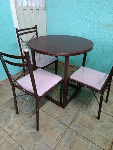 Mesa com 3 cadeiras