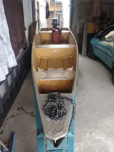 Vendo barca de alumínio + um motor Yamaha 15 HP  12 mil 
