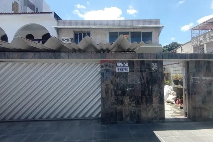 Casa de Alto Padrão em Parnamirim | 300m² | 4 Quartos | Piscina | 3 Vagas