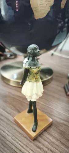 A Pequena Bailarina Escultura Edgar Degas