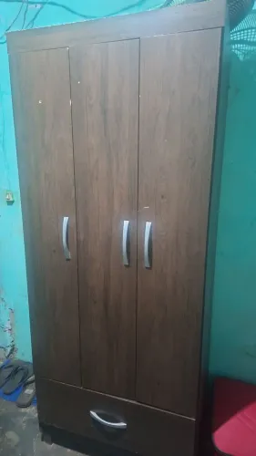 GUARDA ROUPA 3 PORTAS, E UMA GAVETA PARA SOLTEIRO