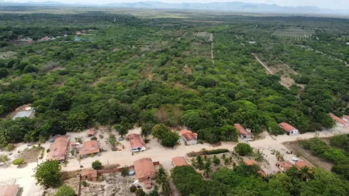 terreno com uma casa dentro