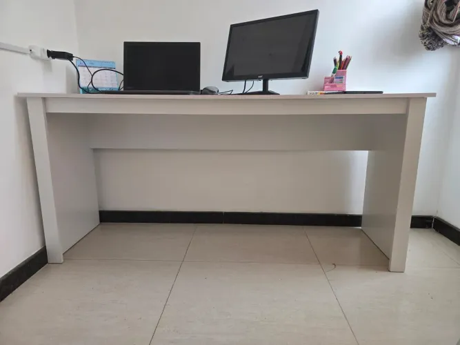 Mesa de Escritório Badesh Branca 160x74 + cadeira de escritório preta