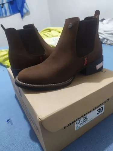 Bota na caixa nunca usada ! Tam 38 