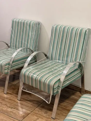 Poltronas Estofadas com Braços em Alumínio - Muito Confortáveis e Conservadas
