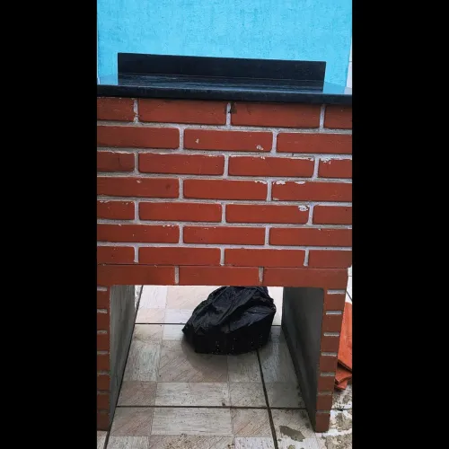 Balcão com pedra churrasqueira
