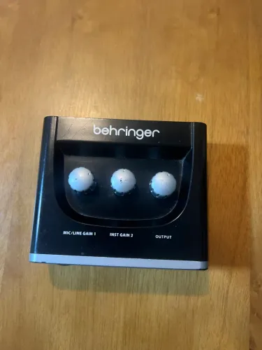 Interface de Áudio Behringer U-Phoria UM2