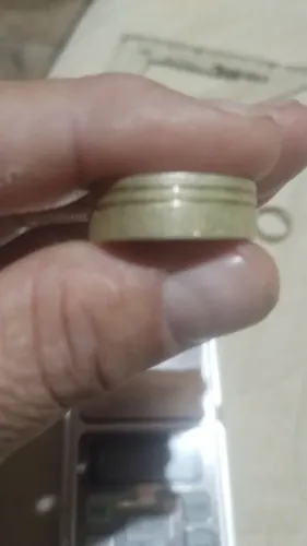 Vendo para de alianças de prata com detalhes de ouro