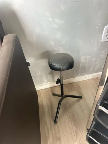Banqueta Giratória com Regulagem de Altura para Salão ou Estética