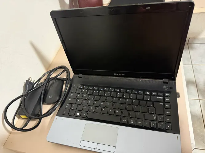 Notebook Samsung Série 3 300E4C-AD2 - Intel Core i3 - 14? - NP300E4C-AD2BR
