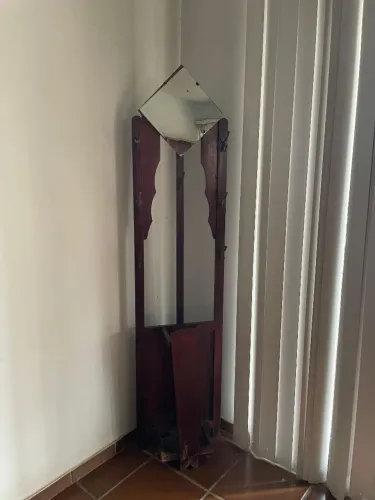 Chapeleiro de madeira maciça 