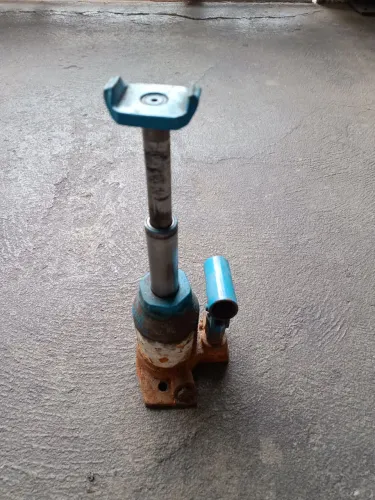 Vendo um  macaco hidráulico, dois estágios, 4 toneladas funcionando.