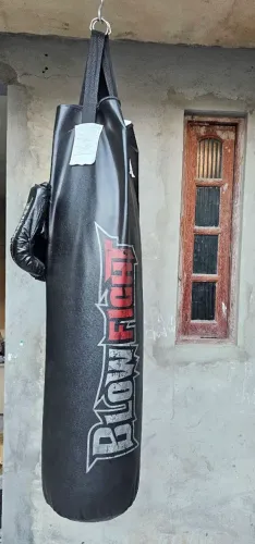 Saco de pancada de 120cm (já cheio) + 2 pares de luvas bate saco + suporte de fixação.