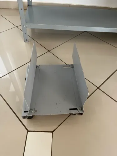 2 Suportes para CPU com rodinhas 