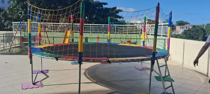 Vendo cama elástica com 4.27 seminova tel *30 zap
