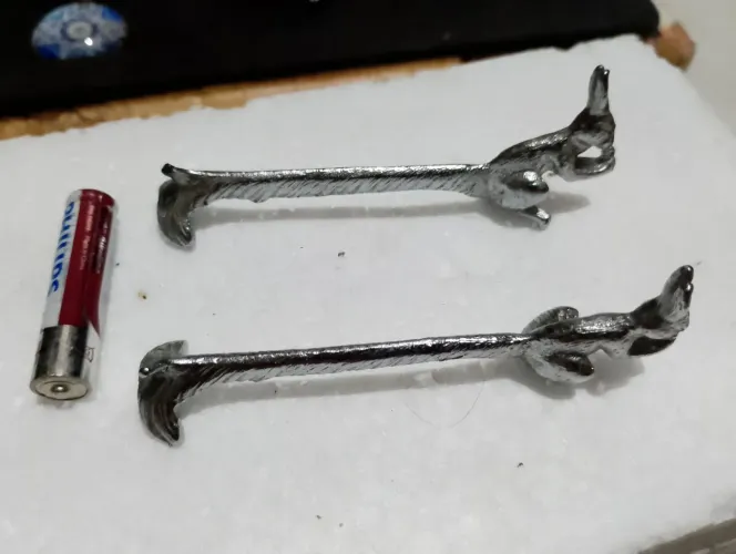 Coelhos de metal ( aparador de talher)