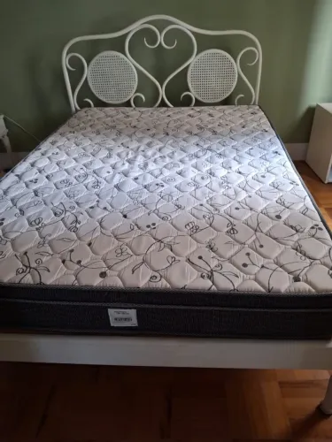 cama de madeira vergada, branca, com cabeceira de palhinha com colchão em pefeito estado.