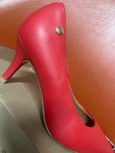 Scarpin Vizzano cor VERMELHO Com Salto Alto 8cm E Meia Pata