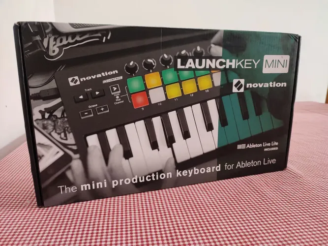 Teclado Controlador Novation LAUNCHKEY MINI MK2 USB