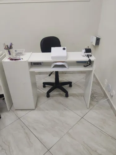Mesa com cadeira para manicure 